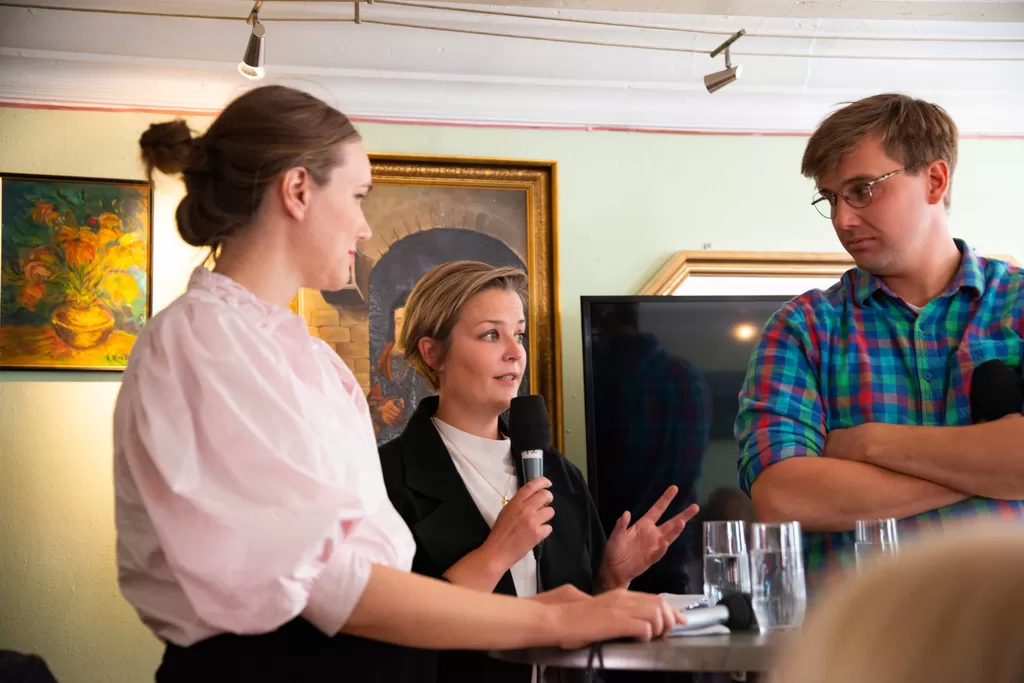 Ingvild Endestad (i midten) la fram funn fra rapporten "Debatten om barnevernet i sosiale medier" under Arendaldsuka. Her sammen med debattleder Ina Libak (t.v.) og politisk rådgiver i SOS-barnebyer Øystein Sivertsen Sørvig. 